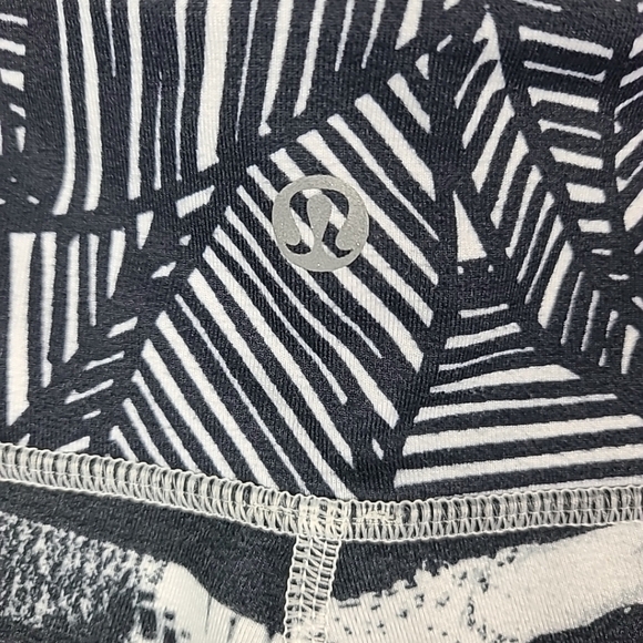 Lululemon Women's Black White Tropical Stripes Leggings 22" Inseam Size 4 - Picture 7 of 8